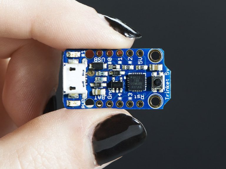 Trinket Adafruit ATtiny85. Pequeño y Poderoso.