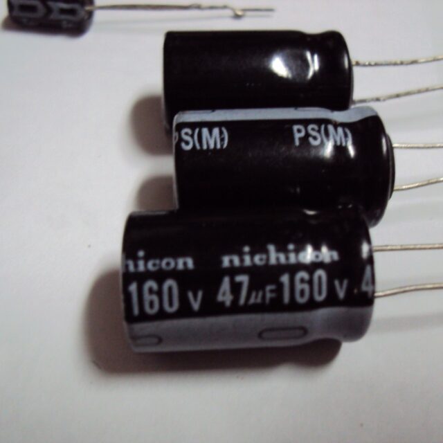 CAPACITOR ELECTROLÍTICO 47UF 160V